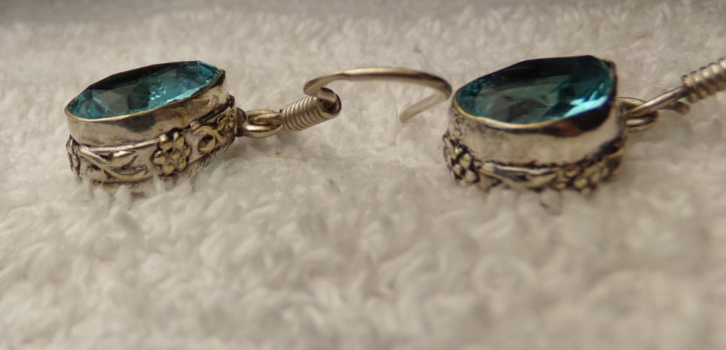 VTG ARTIST STERLING SILVER BLUE QUARTZ TEAR DROP STONE DANGLE PIERCE EARRINGS