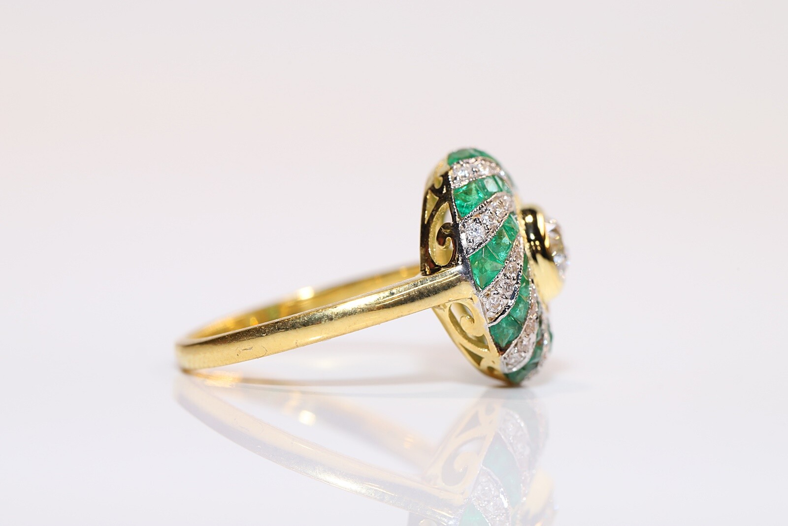 New Made 18k Gold Natural Diamond And Caliber Emerald Decorated Cocktail Ring