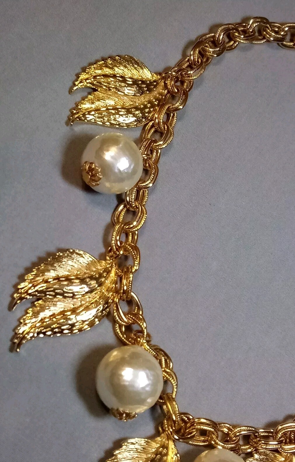 Vintage Gold Tone Double Link Textured Leaves Simulated Pearls Necklace 18-3/4″