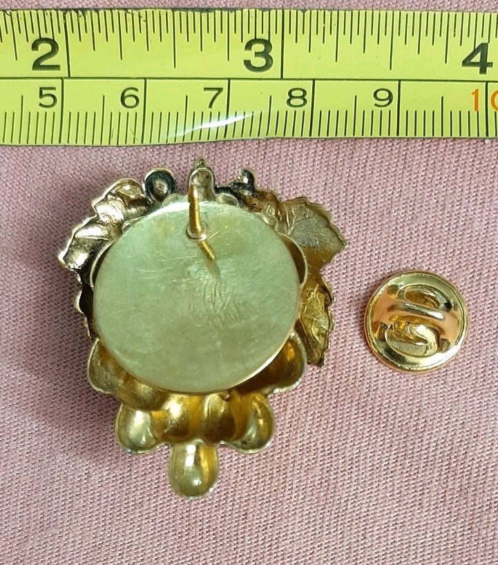 Vintage Gold Tone Cluster Bunch of Grapes Jacket Lapel Pin