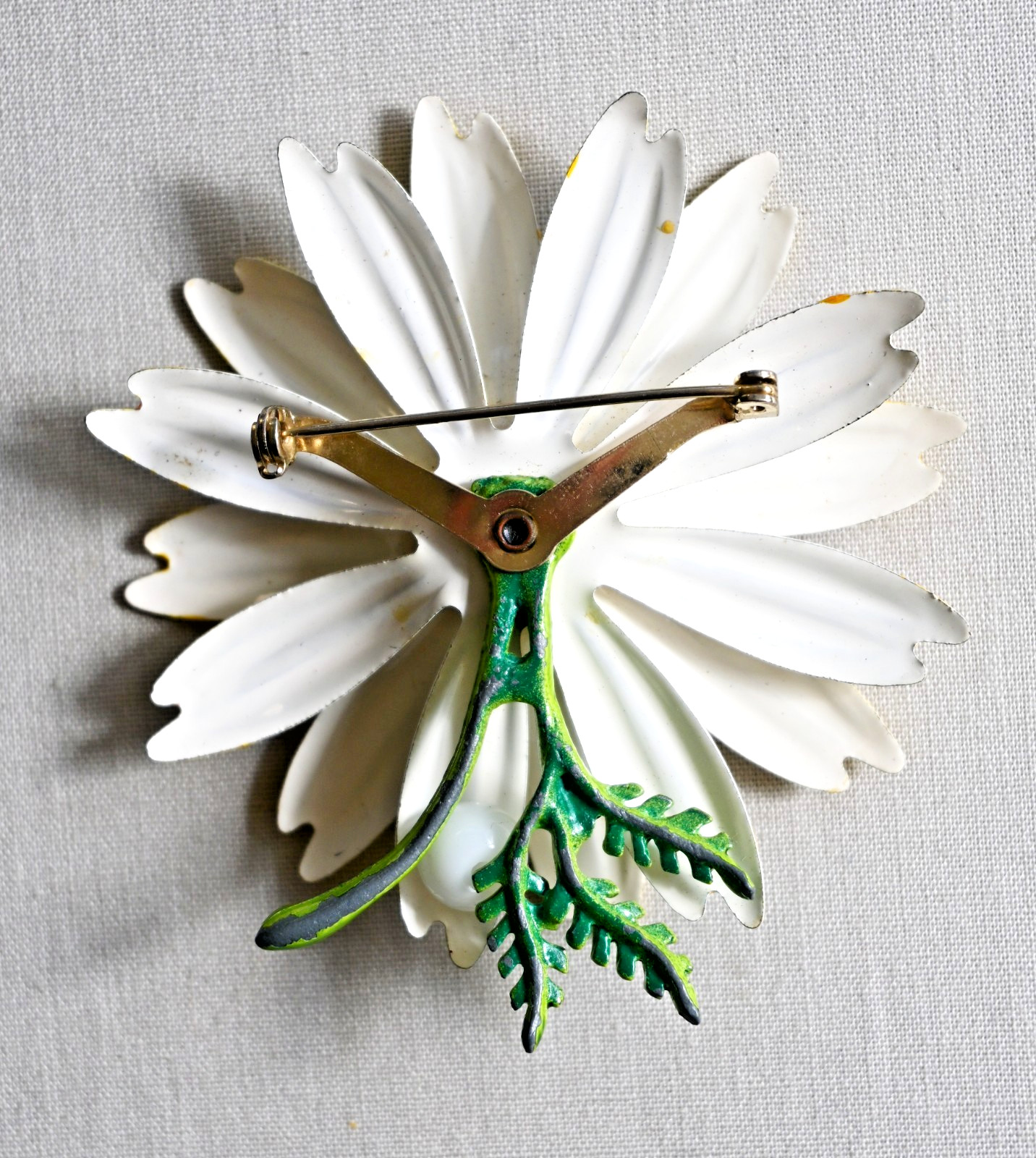 Retro Vintage White and Yellow Enamel Daisy Flower Floral Brooch Pin