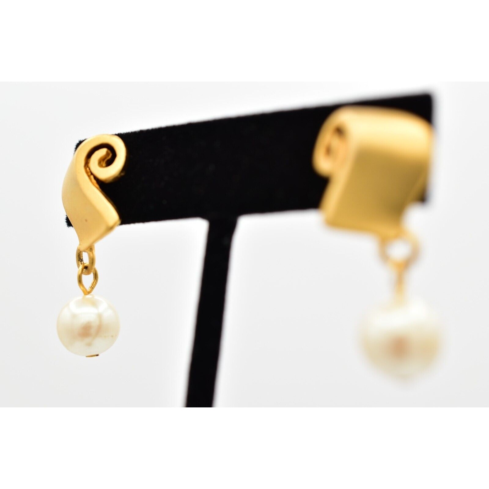 Vintage Scroll Pearl Earrings Brushed Gold Matte Drop Dangle Retro 1980s Bin1