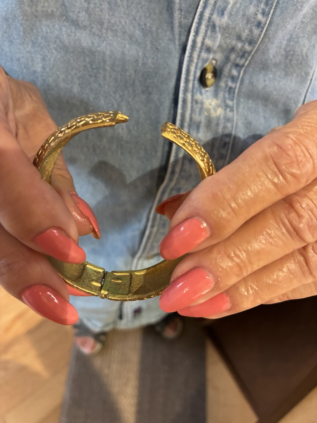 8″ MONET GOLD COLORED METAL BRACELET opens to put on wrist