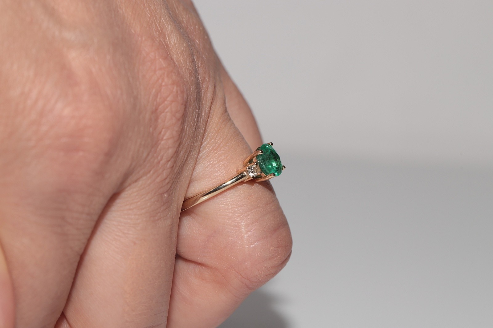 New Made 14k Gold Natural Diamond And Round Cut Emerald Decorated Ring
