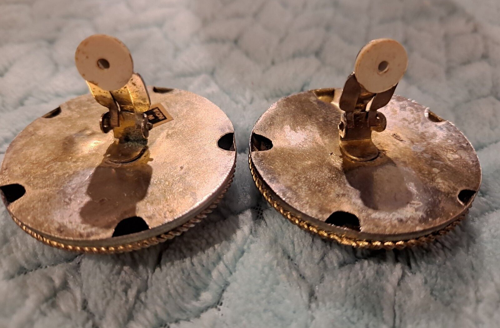 Made in India Metal With Center Unknown Stone Clip-on Costume Earrings