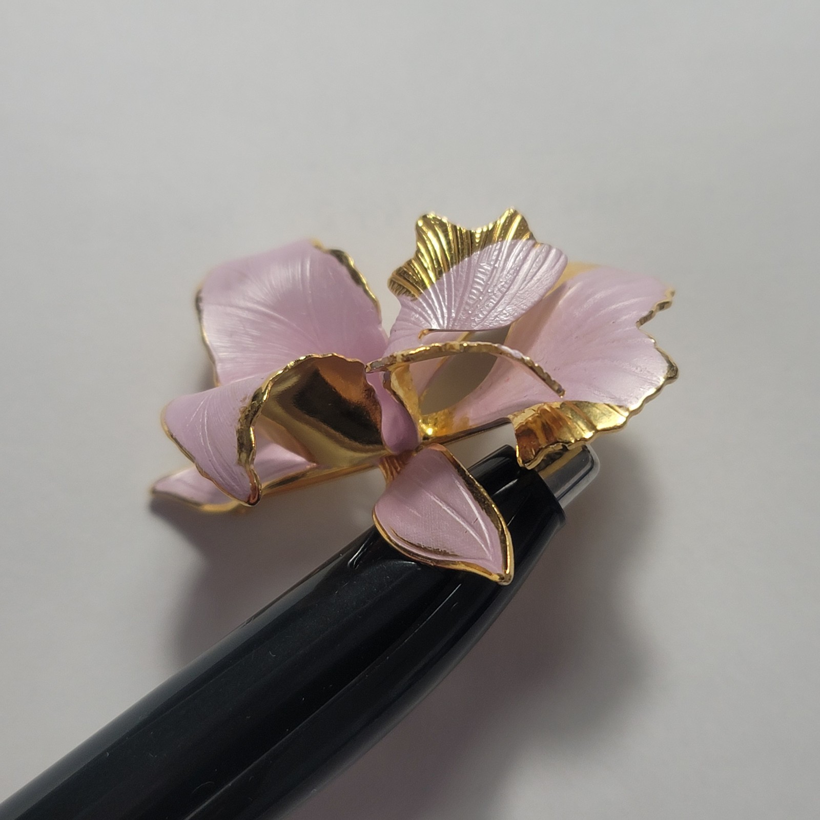 Vintage Signed Cerrito Original 1982 Orchid Iris Flower Brooch Lilac Goldtone 2″
