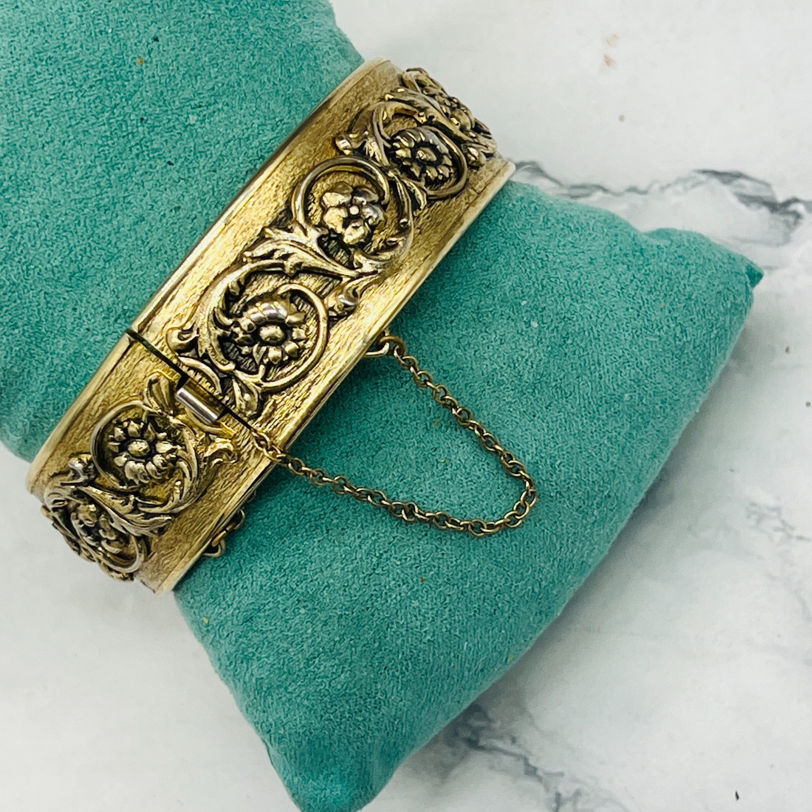 Vintage WHITING & DAVIS SWIRLED FLOWERS GOLD TONED HINGED 7″ BRACELET 1971