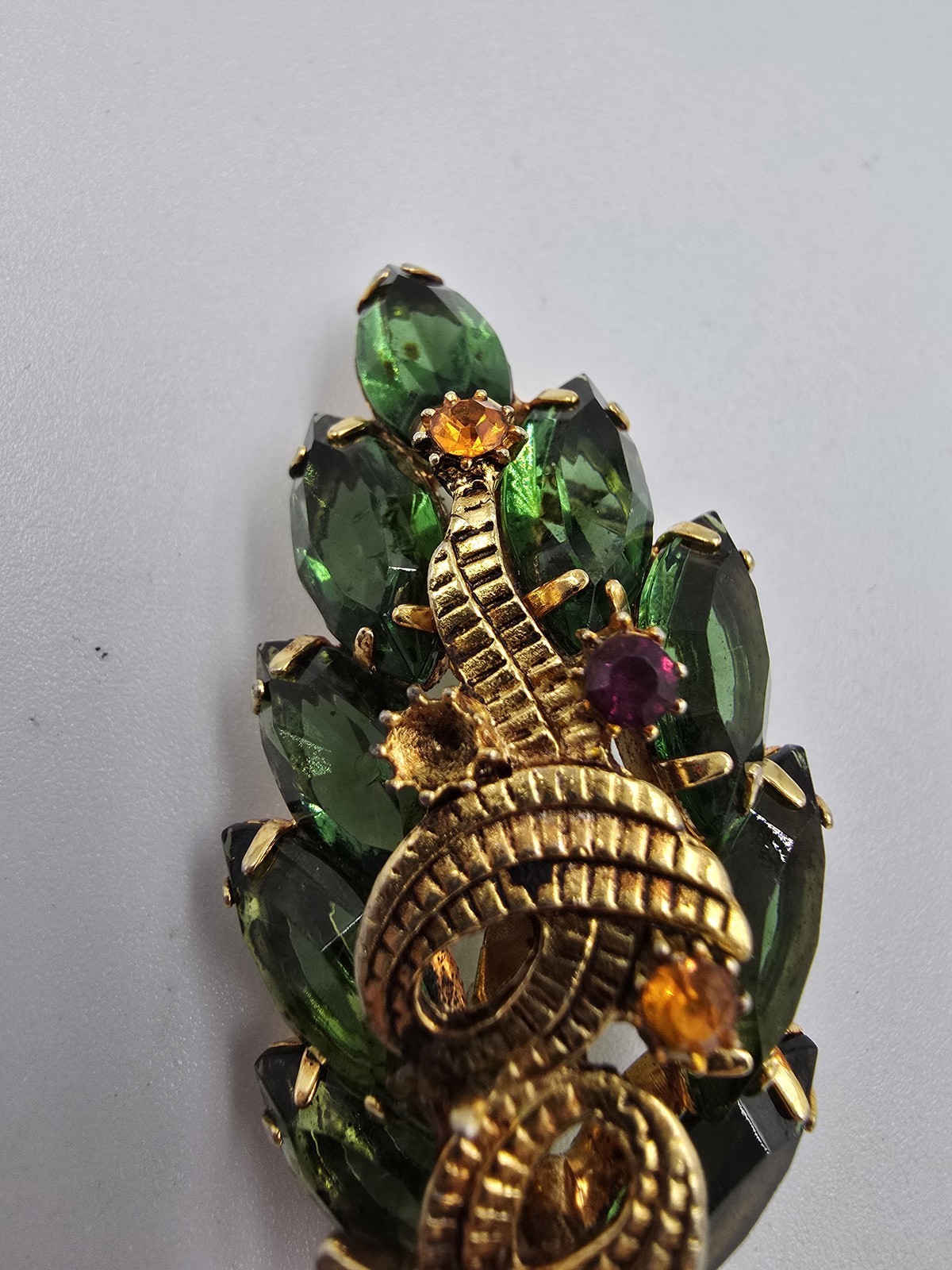 Vintage Rhinestone Brooch Gold Tone Green Pin Leaf Ribbon Unsigned Beauty D&E?