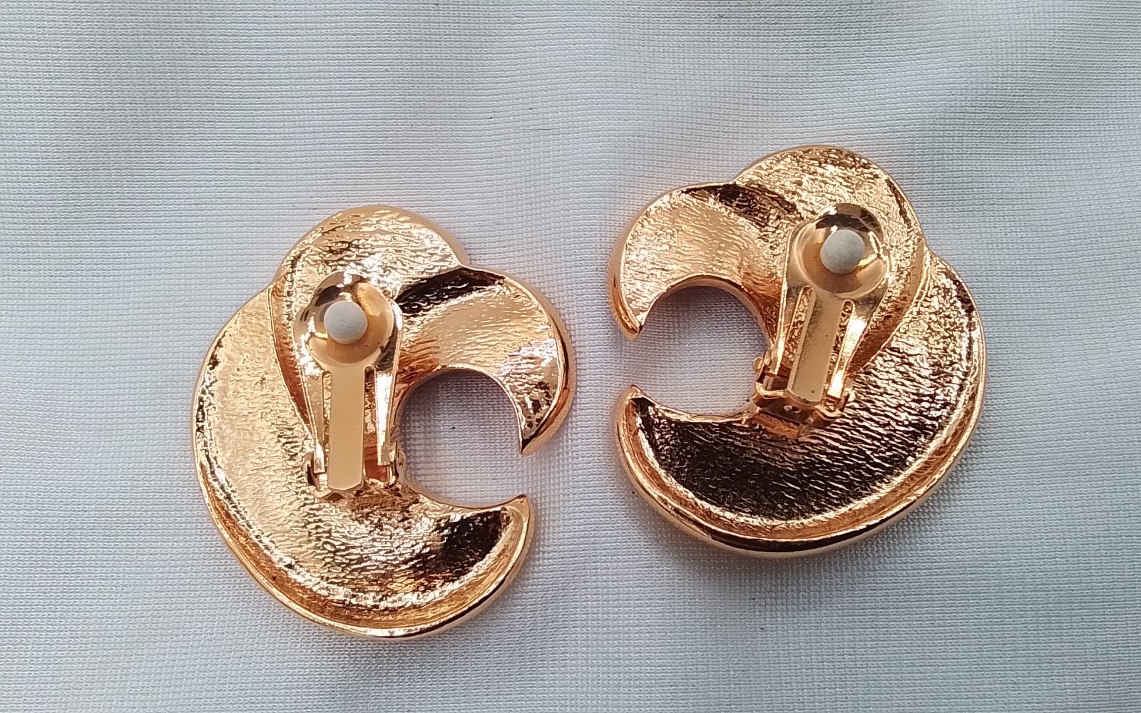 1.75″ PURPLE PINK RED ENAMEL INLAY GOLDTONE VINTAGE ESTATE CLIP-ON EARRINGS