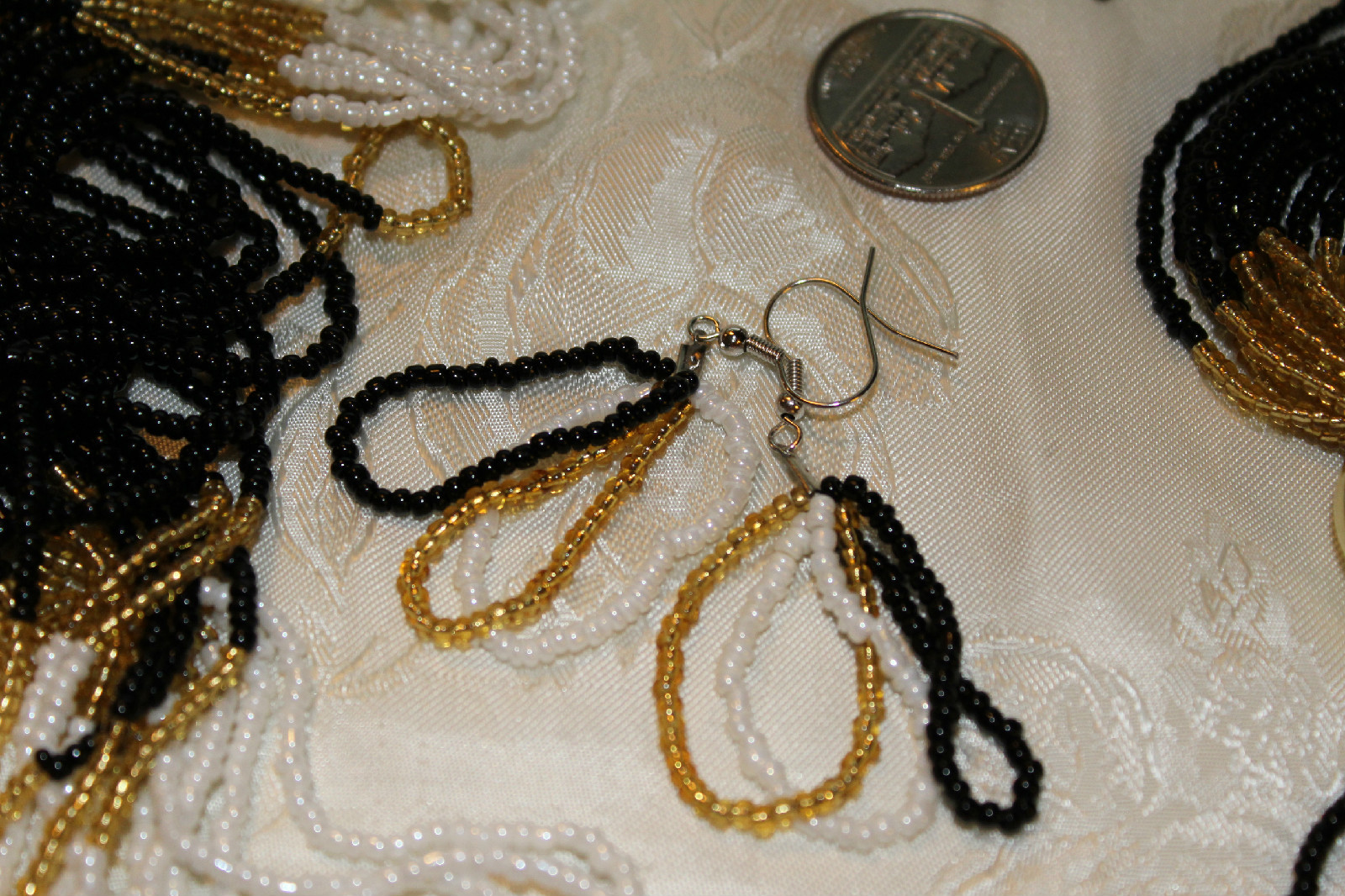 VINT BLACK /GOLD&WHITE GLASS SEED BEAD MULTI-STRAND NECKLACE+ MATCHING HOOK EARR
