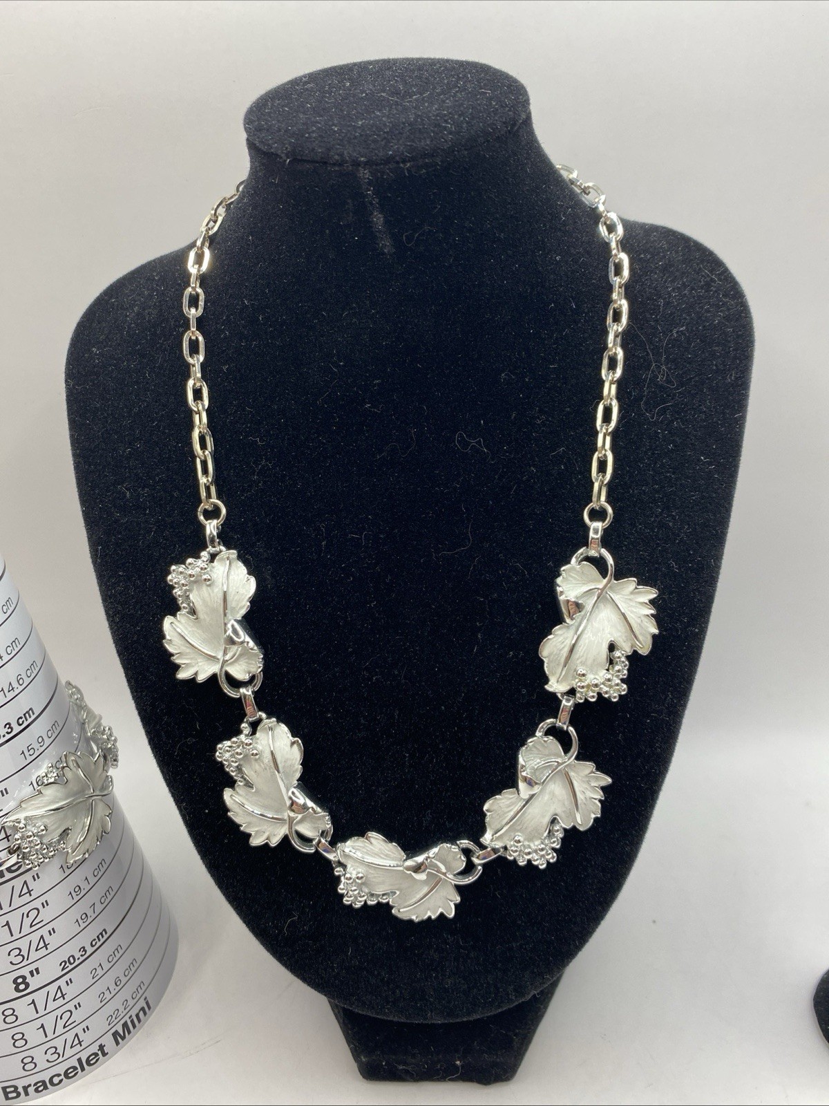 Vtg. Sarah Cov White Grape Leaf Parure Choker Necklace Clip Earrings Bracelet