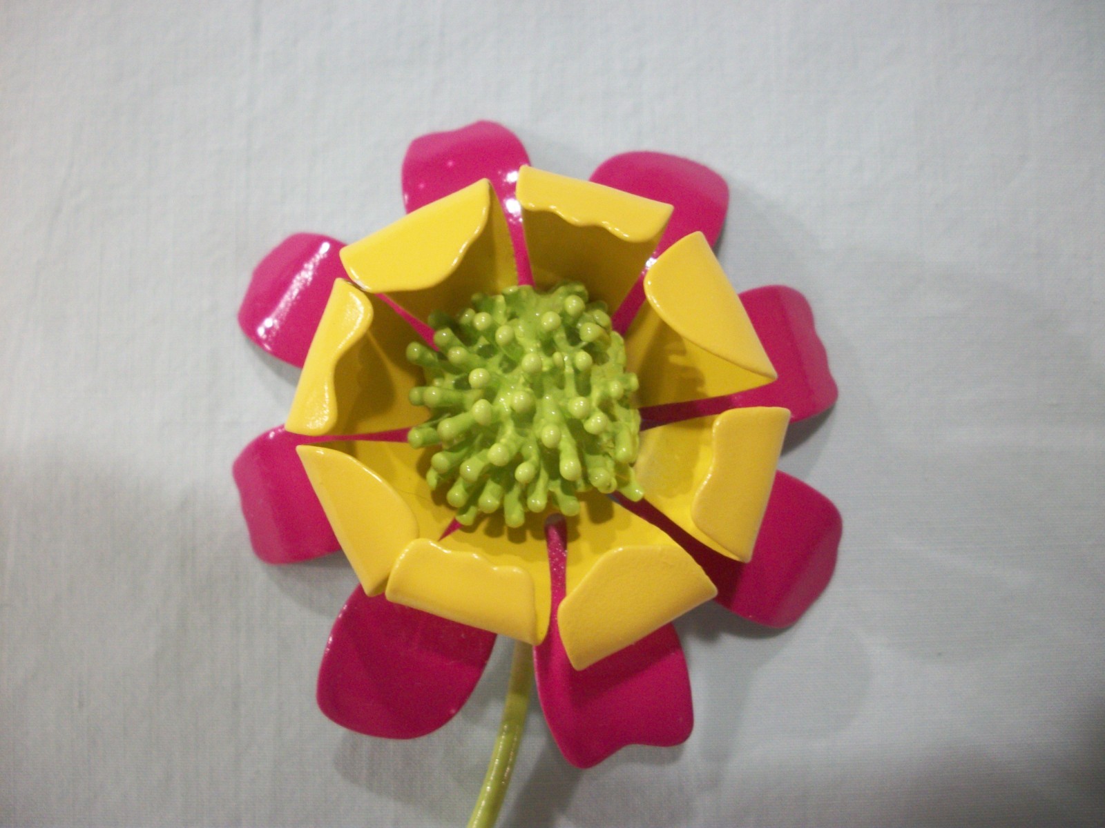 ViNTaGE MeTaL ENaMeL**FUCHSIA/YELLOW/LIME GREEN**FLoWeR PiN/BRooCH (RARE BEAUTY)