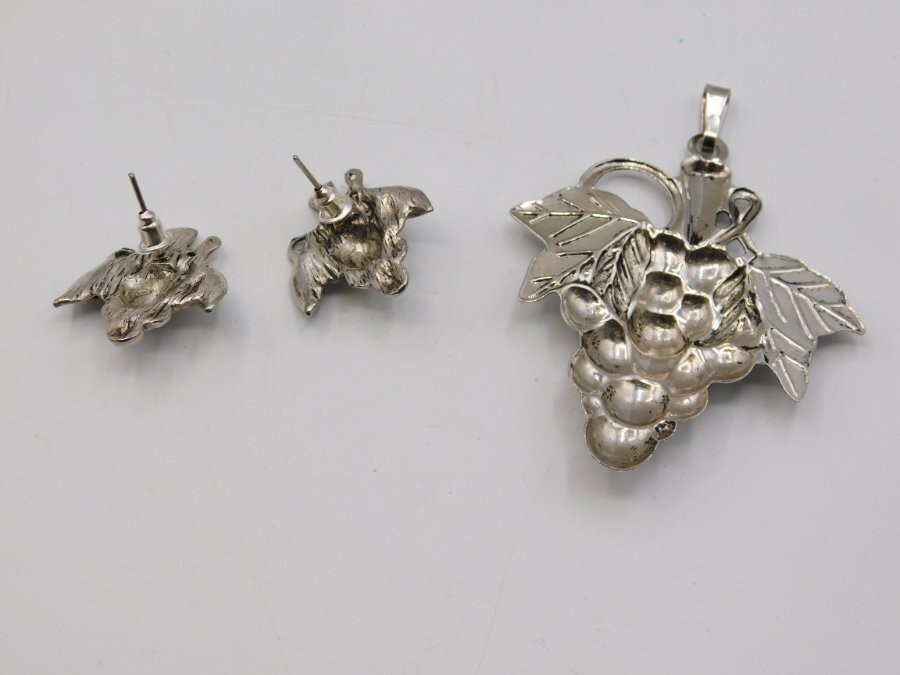 C322-VINTAGE PENDANT/PIERCED EARRINGS~SILVER TONE~GRAPE CLUSTERS