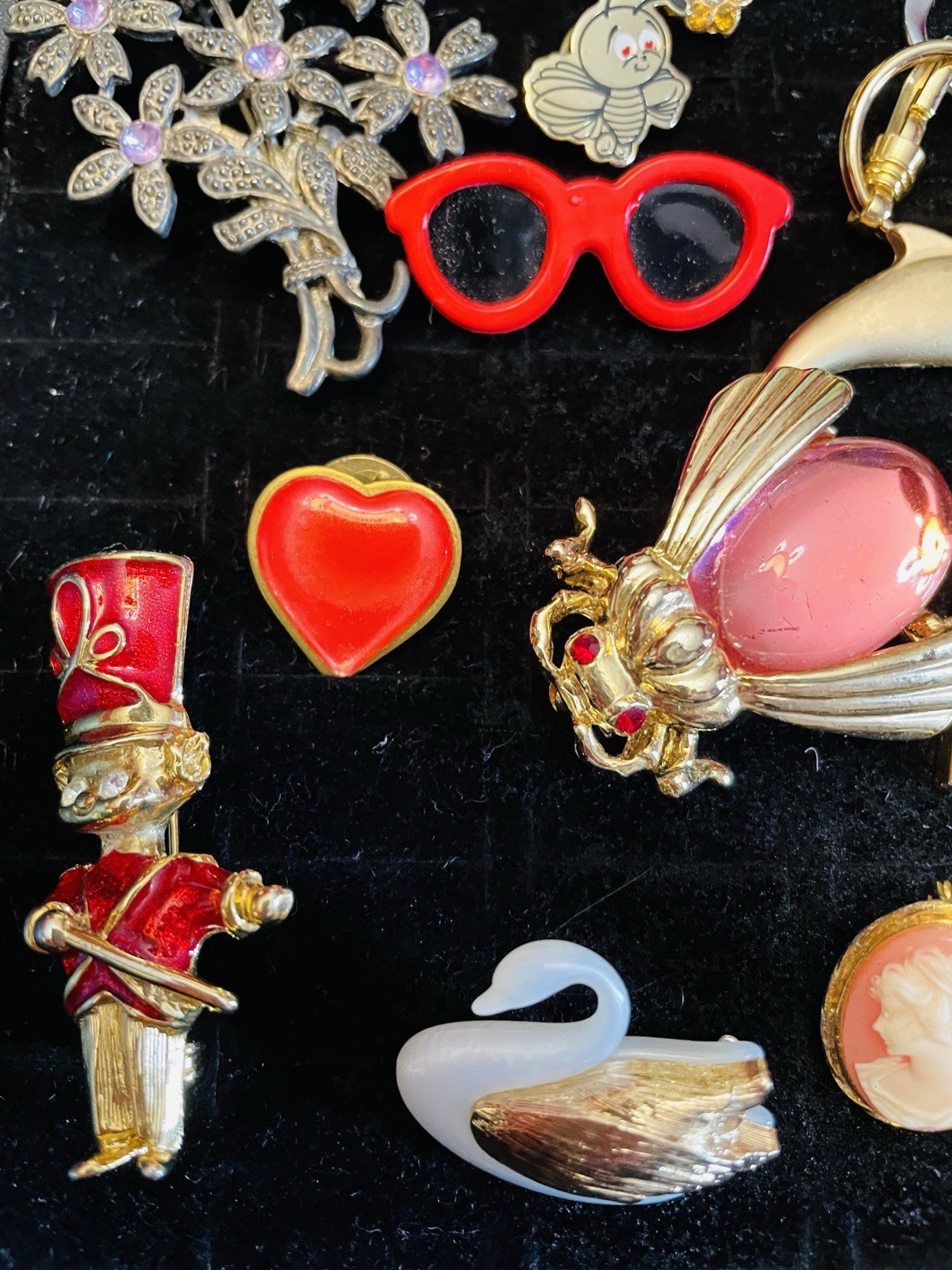 Jewelry Lot Brooches Insect Drummer Cameo Dolphin Keyring Swan Kilt Pin 18 Pcs