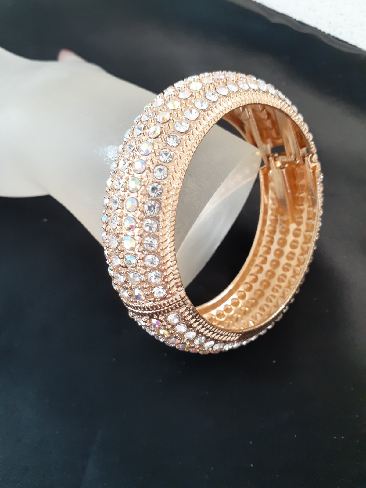 Unbranded women fashion jewelry crystal bracelet 1 inch wide NWOT. Stunning.