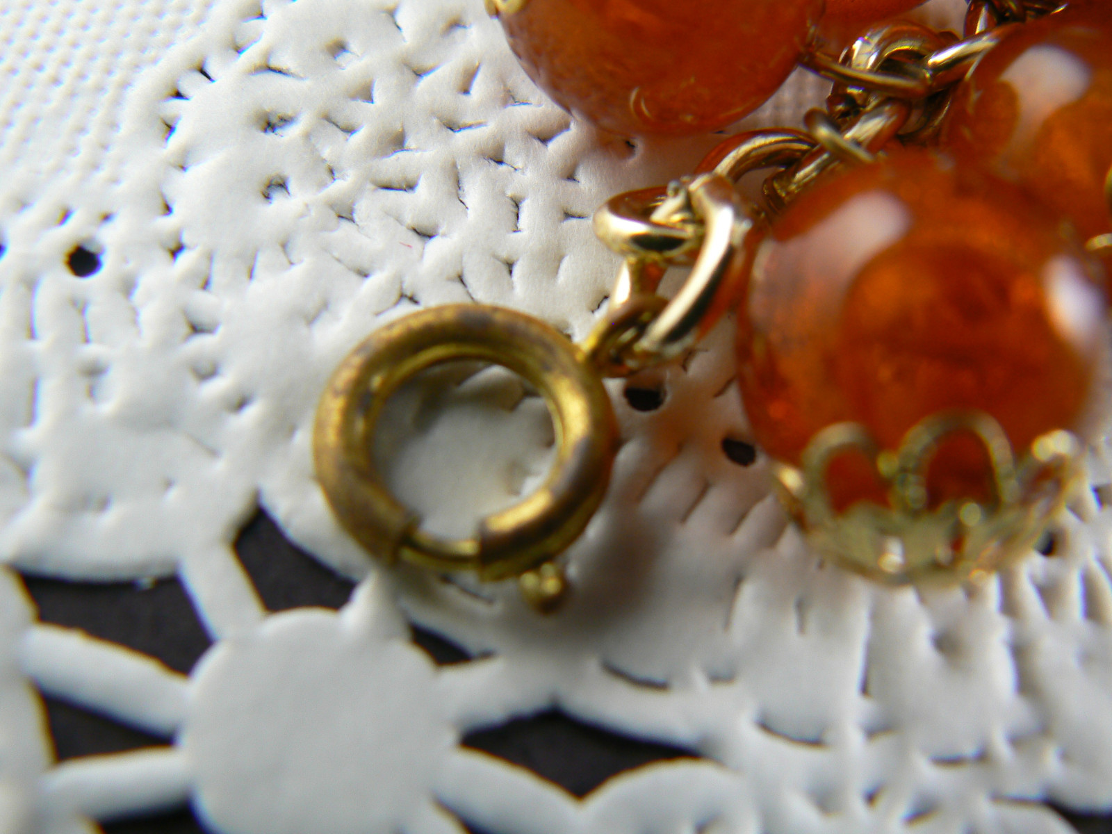 VINTAGE STYLE BRACELET BROWN WITH GOLD TONE ACENTS DANGLING BEADS (C7-24)
