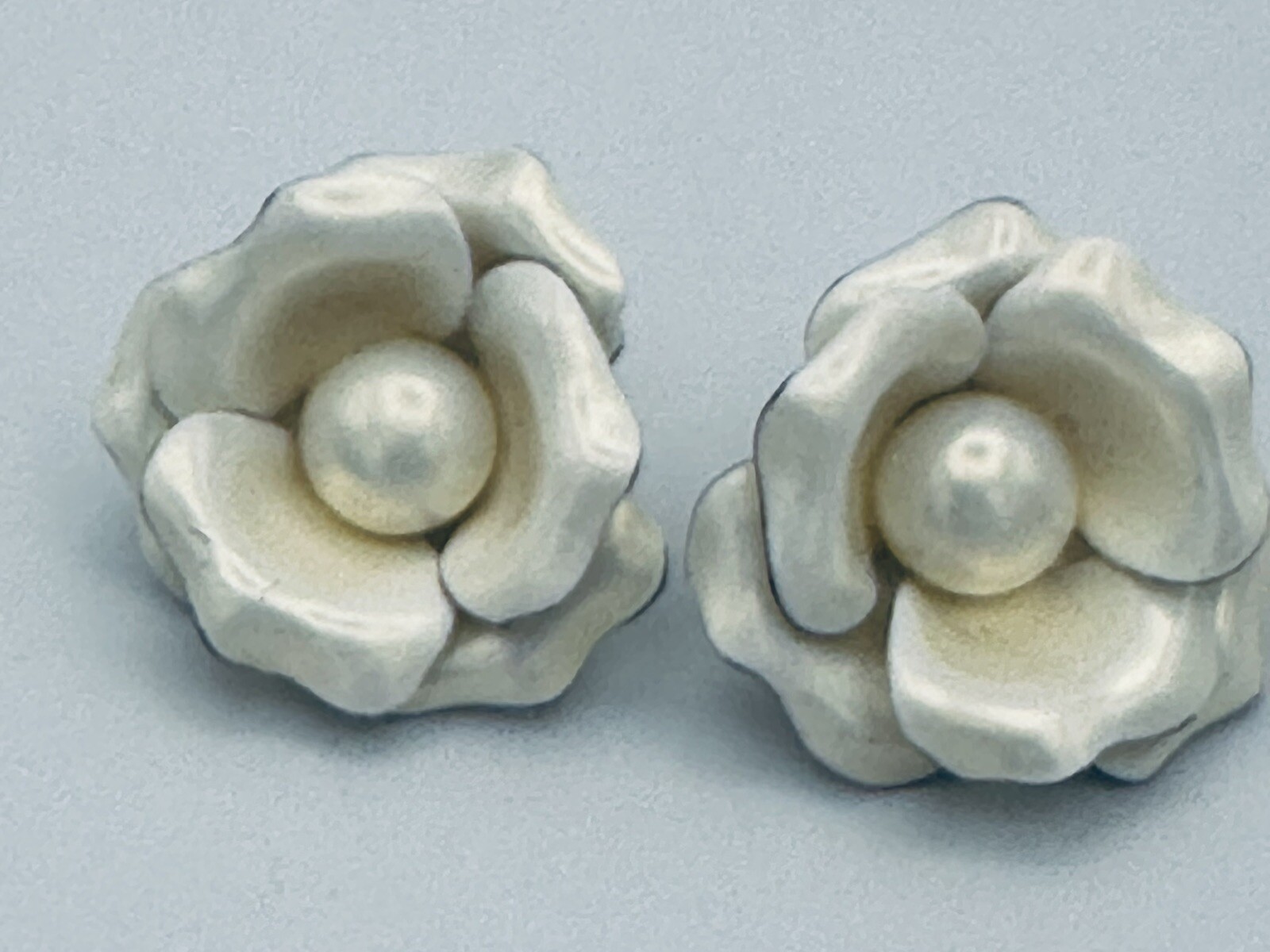 Vintage White Enamel Pearl Finish Metal Flower Earrings Clip On 1.5” ￼
