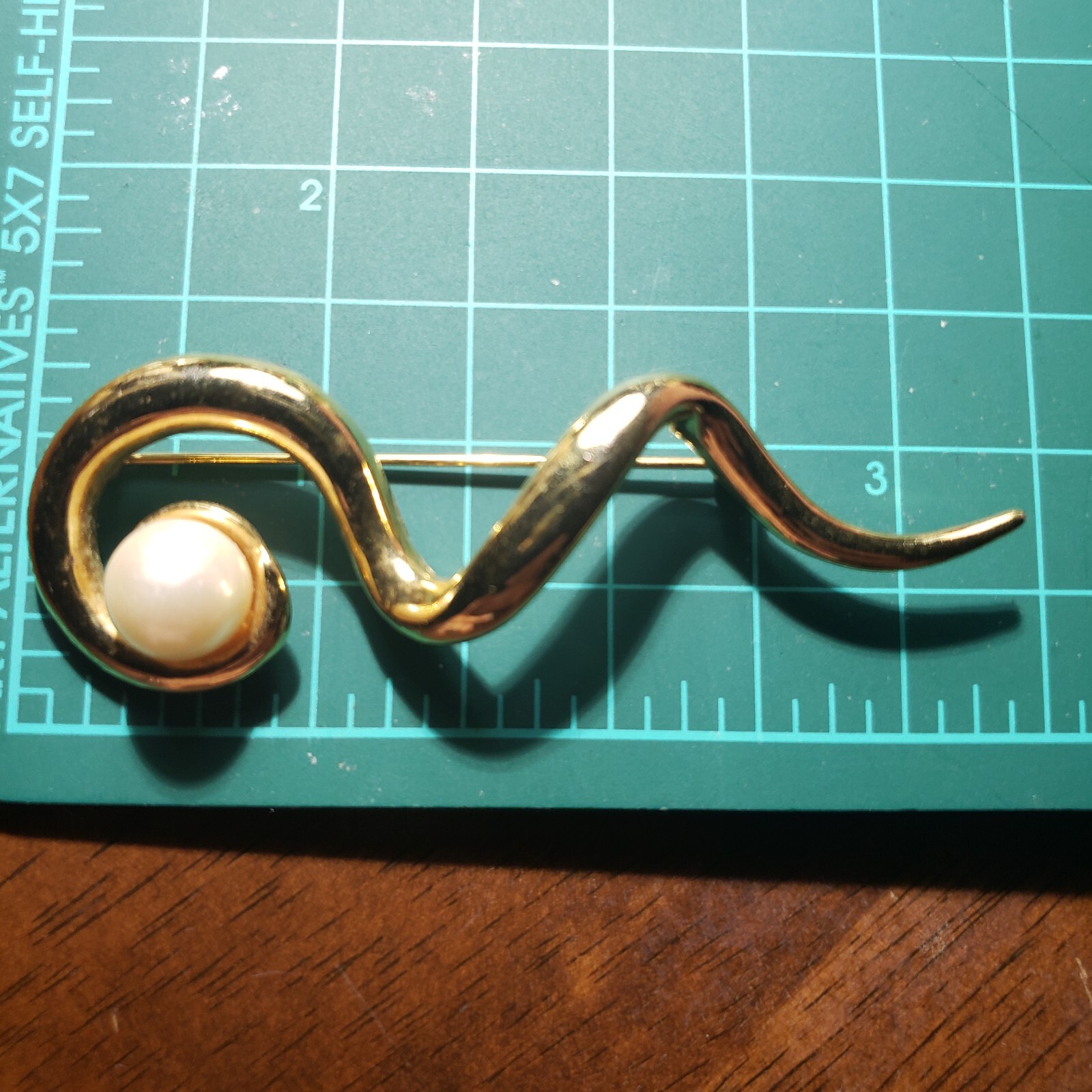 Vintage AVON Gold Tone Abstract Ribbon Swirl w/Pearl Brooch, Pin – Signed