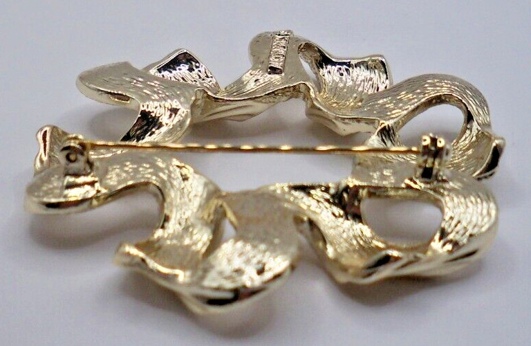 Vintage Sarah Coventry Gold Tone 2.5″ Textured Swirl Ribbon Brooch Pin