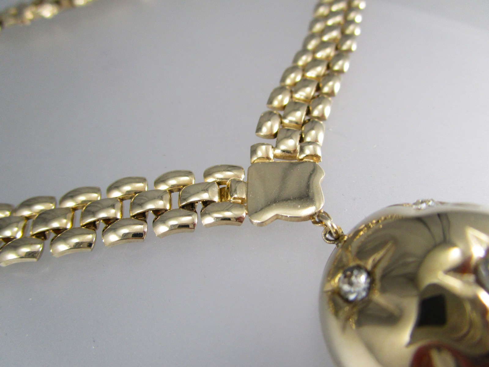 Vintage Gold Tone Basketweave Chain Dangling Round Crystal Pendant Necklace 781