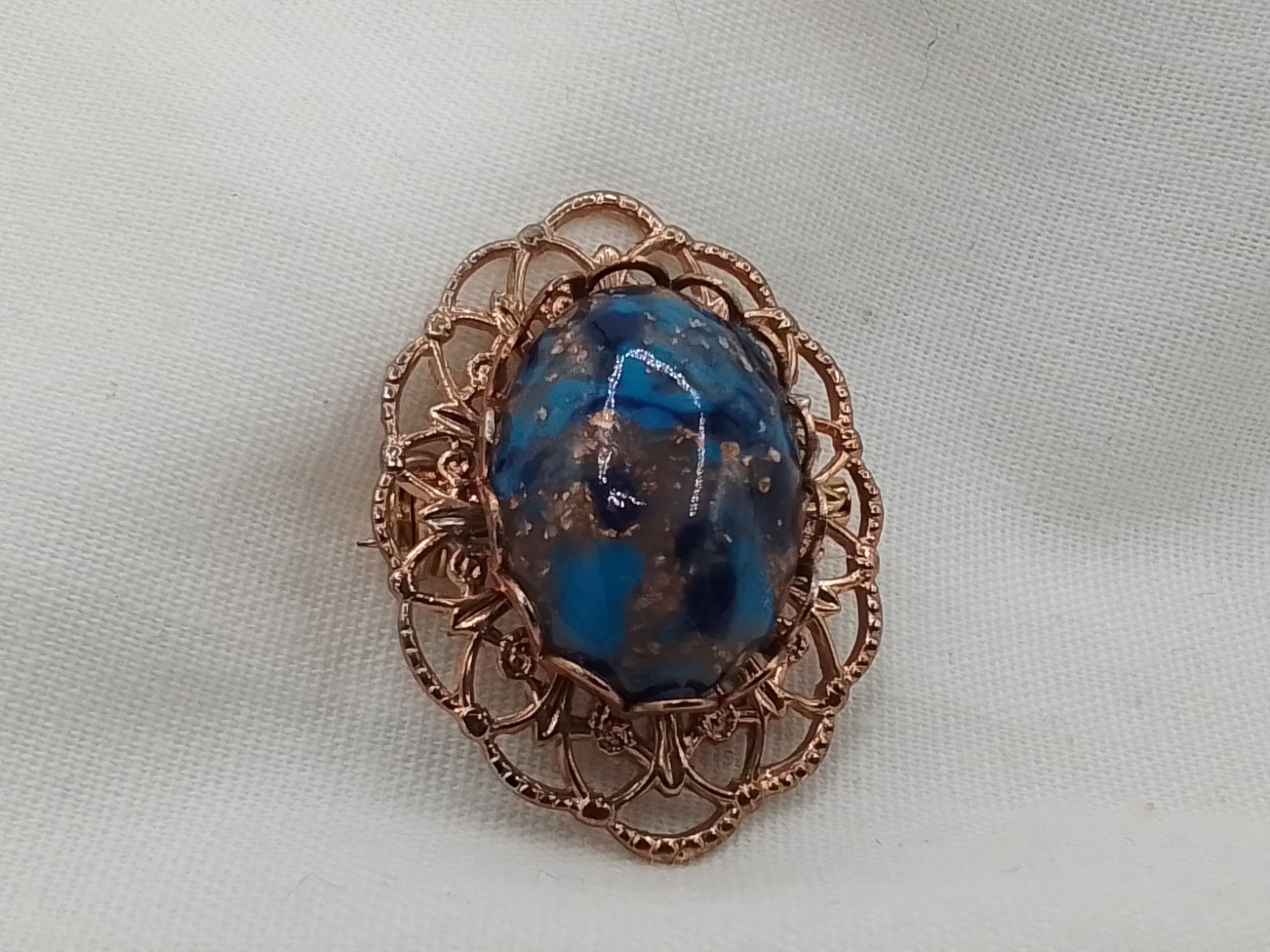 BLUE & GOLD FOIL ART GLASS CABOCHON SET IN FILIGREE FRAME VINTAGE ESTATE PIECE