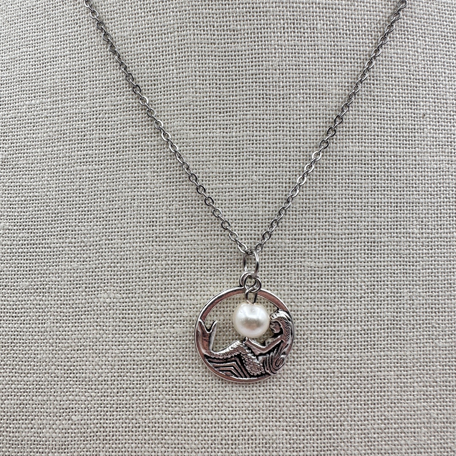 Vintage 90s Silver Tone Mermaid Circle Pendant Necklace Faux Pearl Charm Jewelry