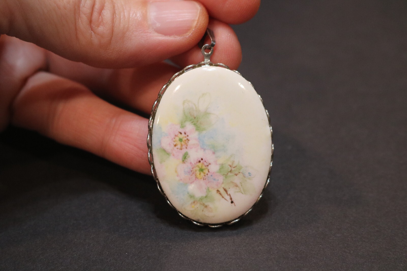 VINTAGE FLORAL PAINTED PENDANT SILVER-TONE METAL