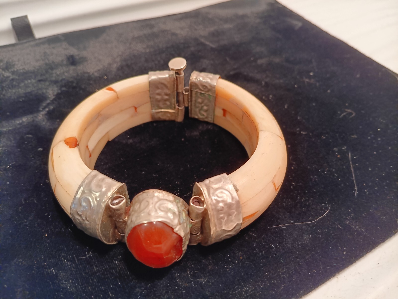 Vintage Bone & Silver Pull Pin Hinged Bangle Bracelet 2-1/4” Opening 1” Wide Gem