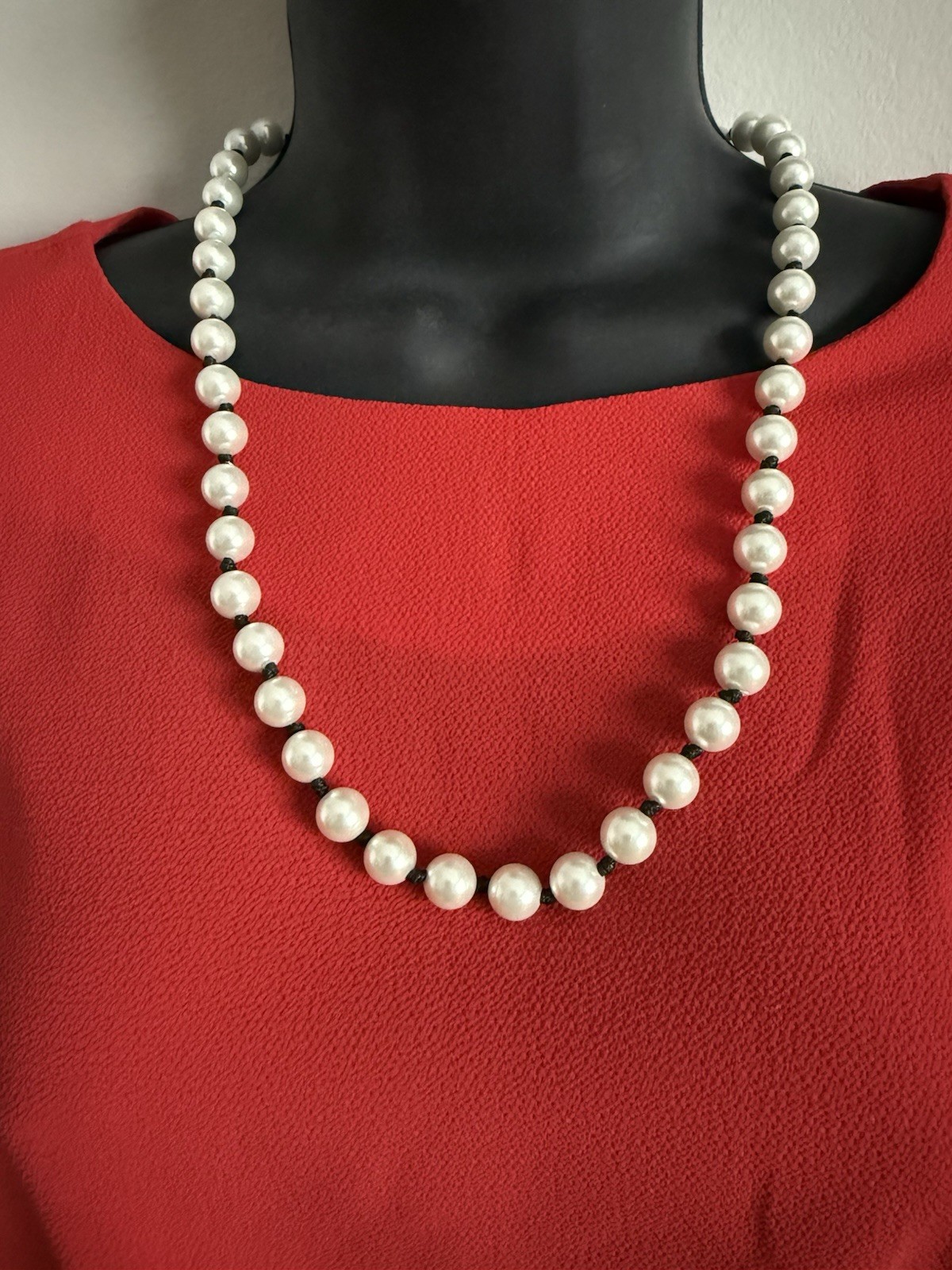 “JOHN WIND “ LUSTROUS WHITE FAUX PEARLS BEADS HAND KNOTTED NECKLACE 24”