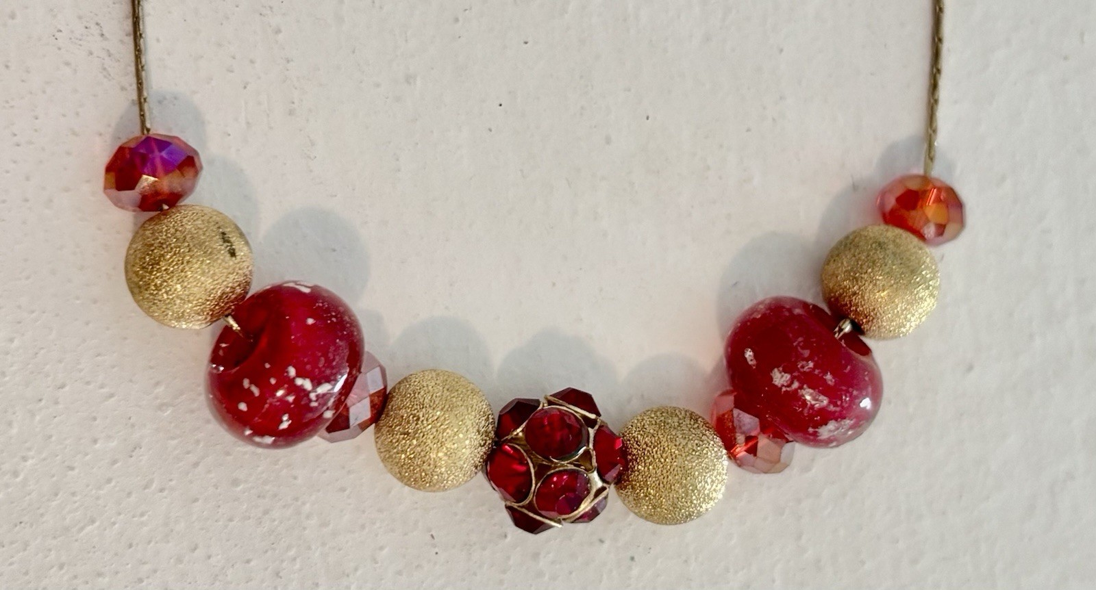 FREE SHIP Pretty NECKLACE w. Red & Goldtone beads on Goldtone chain. 21″.