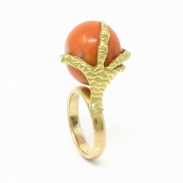 NYJEWEL 18k Yellow Gold 17mm Natural Coral Dragon Claw Ring
