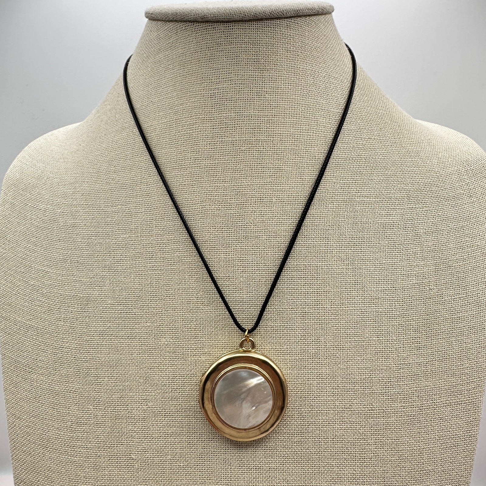 Vintage Y2K Gold Tone Mother of Pearl Pendant Necklace Women’s Classic Jewelry
