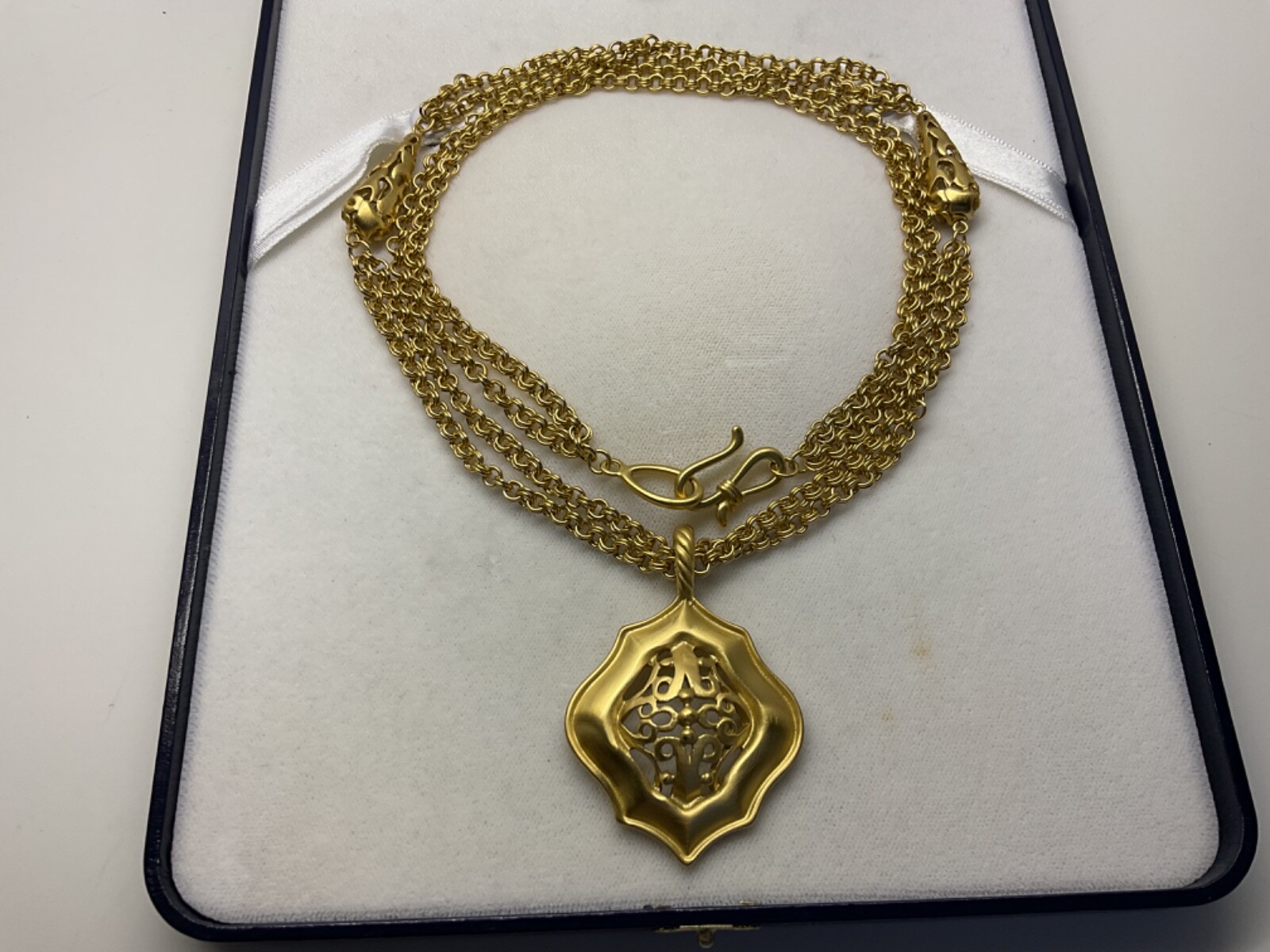 SIGNED LIZ CLAIBORNE MATTE GOLD FILIGREE MEDALLION PENDANT DOUBLE CHAIN NECKLACE