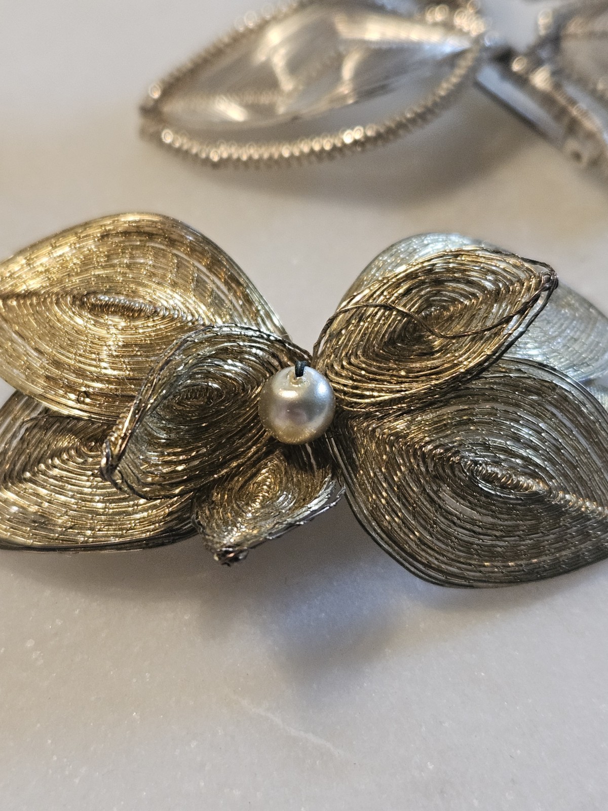 S/2 Vintage Gold And Silver Spun Wire Flower And Leaves Pin Brooch With Pearl
