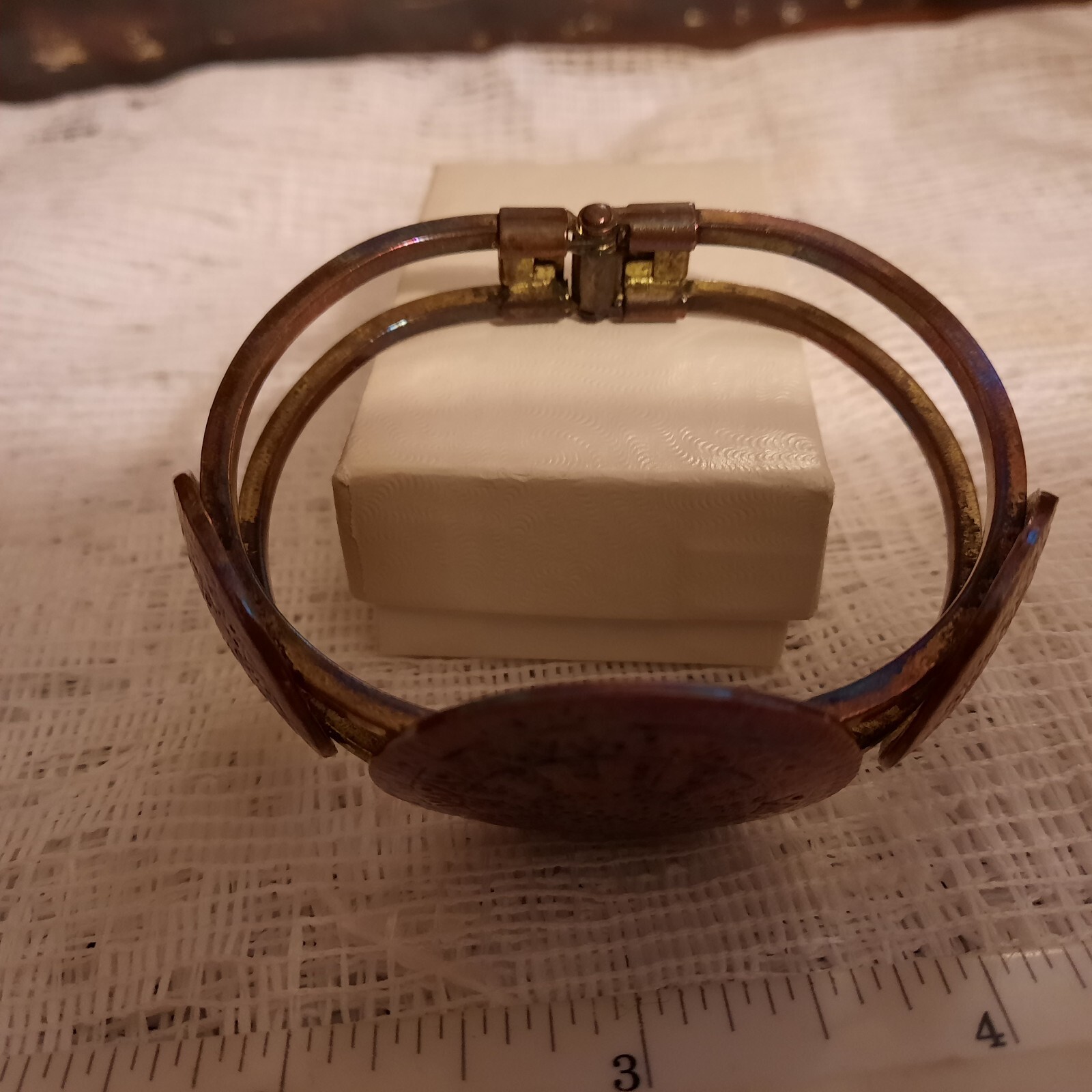 Great VINTAGE BRASS/BRONZE BRACELET With Spring Loaded Clasp To Open.2.5″ X 2″