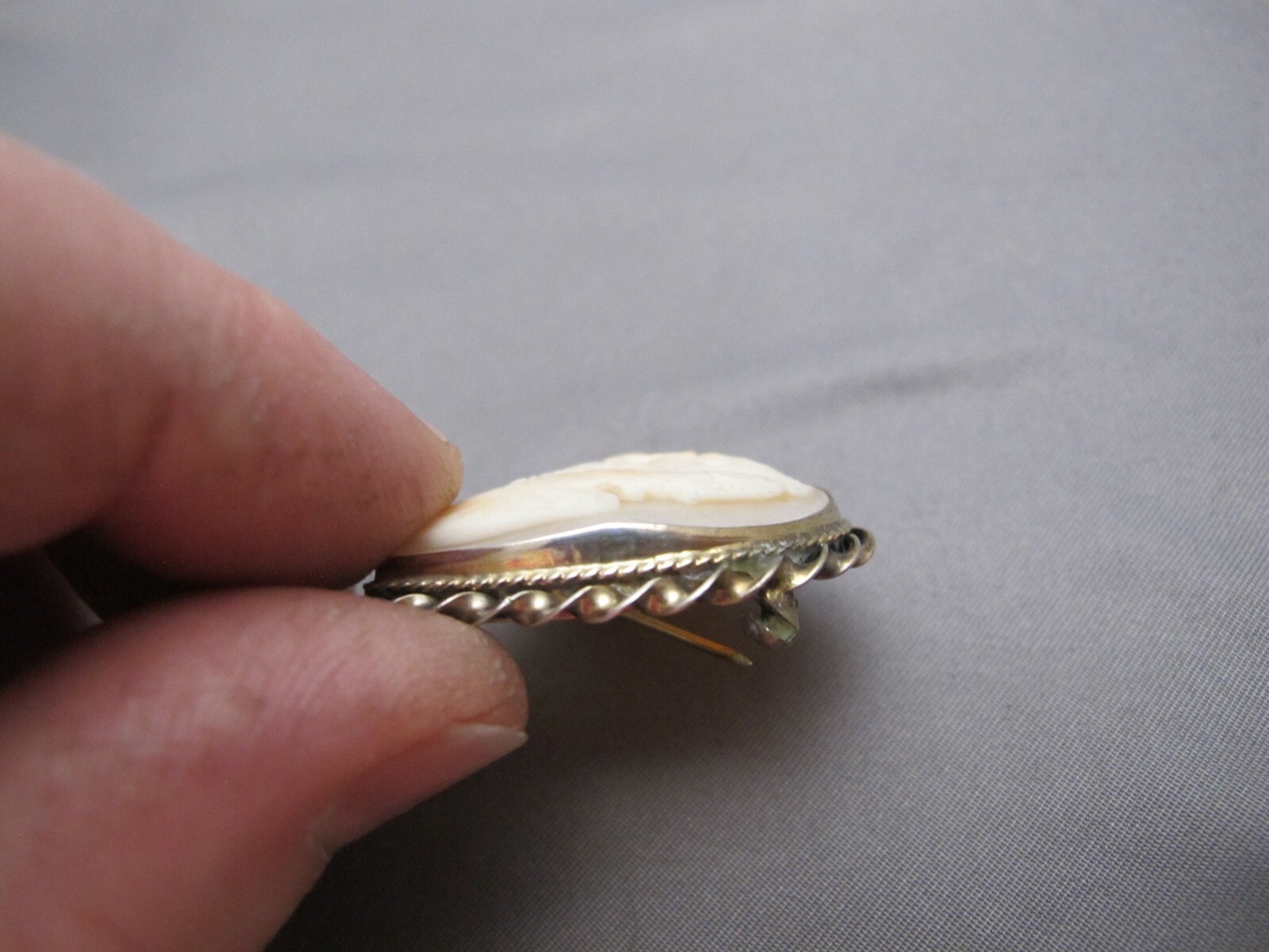 Antique HEART SHAPED SHELL CAMEO BROOCH-Gilt Silver Twist Frame