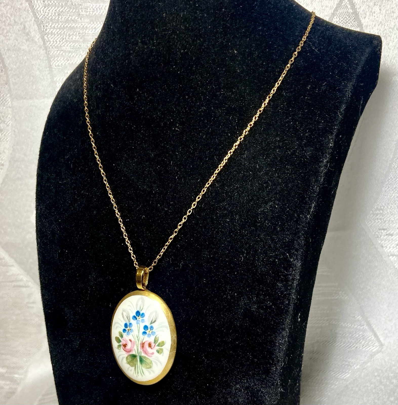 Hand Painted Porcelain Floral Pendant Necklace Gold Tone 18″ Chain Cottagecore
