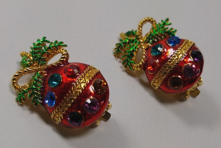 Vtg Christmas Earrings ornaments Gold Green Red Enamel Clip On colorful glass