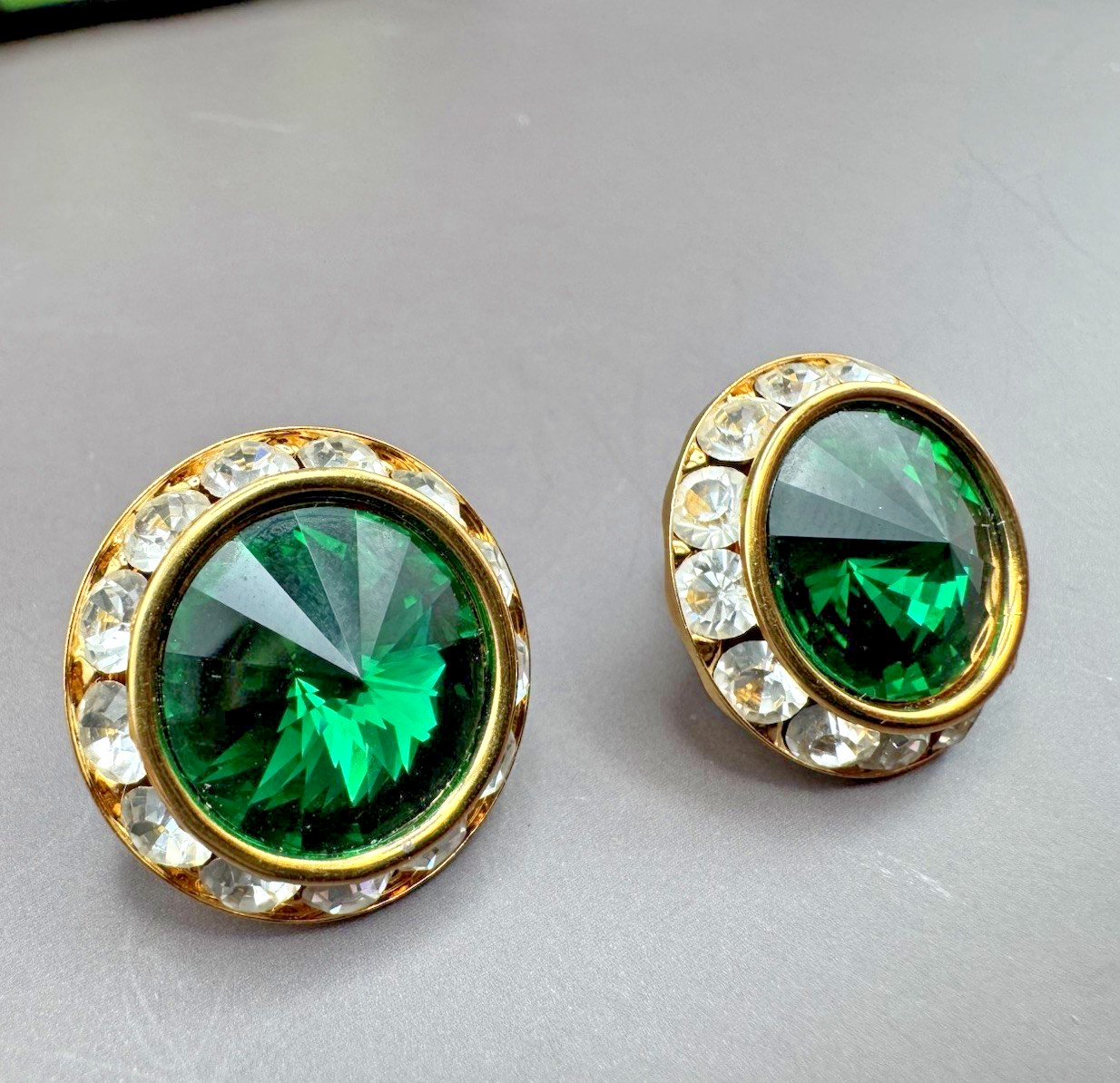 Vivid Green Rivoli Crystal Earrings Rhinestone Halo Button Studs Vintage 0.75”