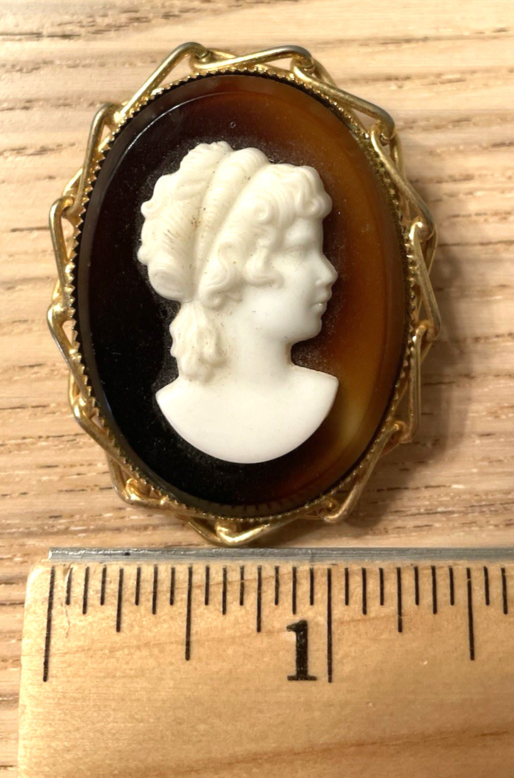 Cameo Brooch Pin Vintage Victorian Style Gold Tone Caramel Brown White & Gold 2″