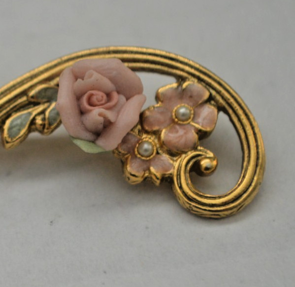 Vtg Swirl Bar Pin Brooch Goltone with 2 Pink Porcelain Roses Safety Clasp