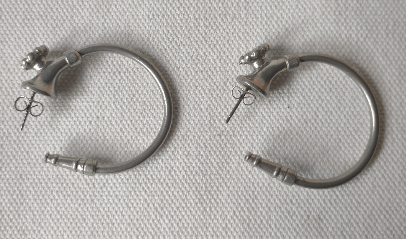 JIM CLIFT SIGNED PEWTER GARDEN HOSE EARRINGS 1 1/8″ HOOP POSTS