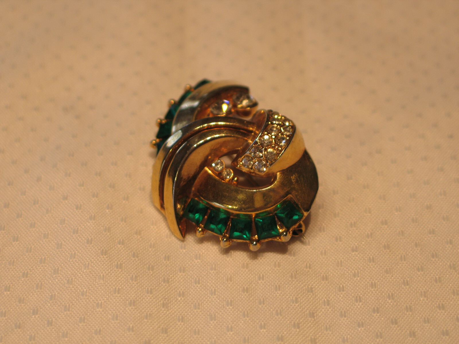 Vintage 1940’s Emerald and Colorless Rhinestone Ribbon Swirl Brooch Pin 1 3/4 In