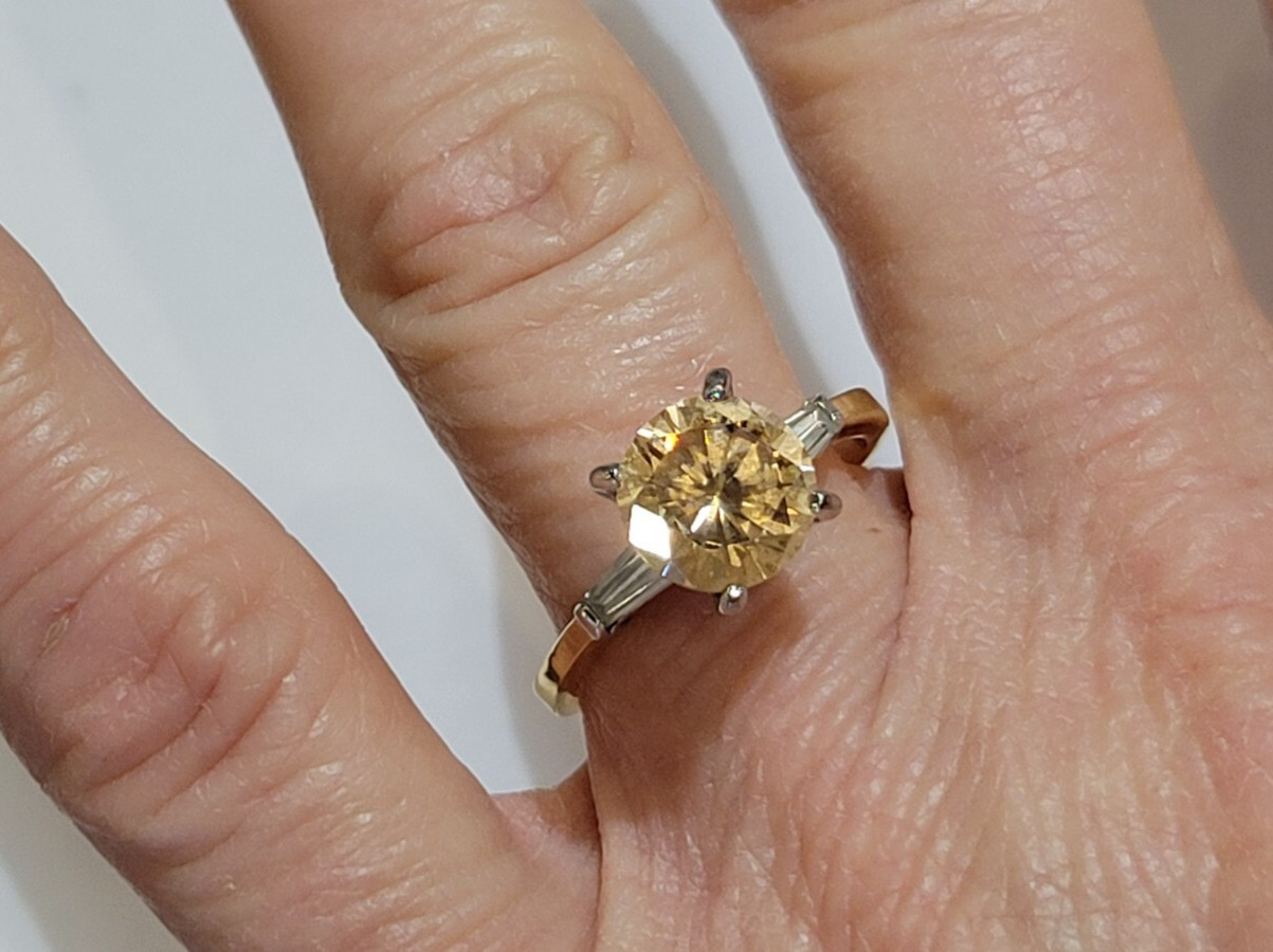 Gorgeous Champagne Crystal Baguette Glass Rhinestones size 8 Gold Tone Ring