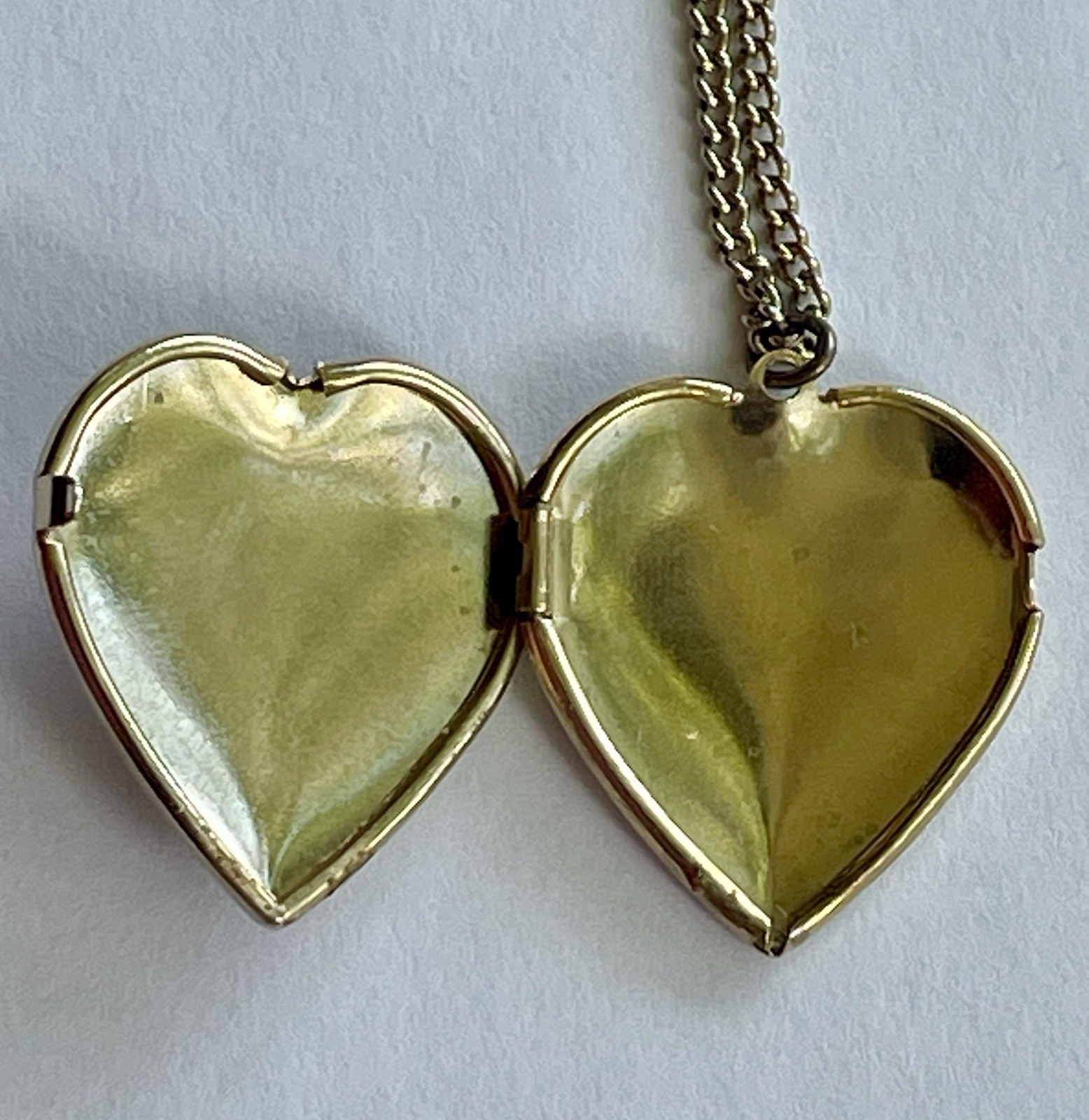 Vintage Revere Beach Heart Locket Necklace 17.5” Gold Tone Mother of Pearl