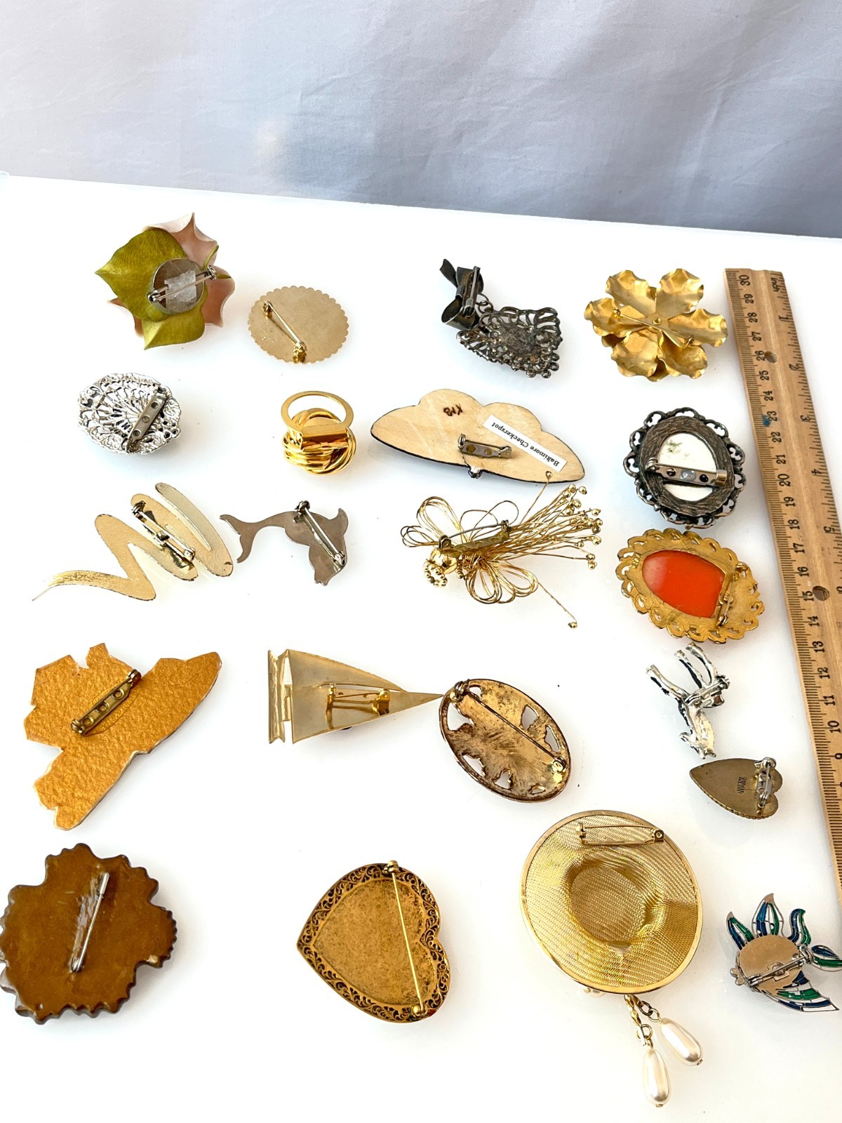 Lot Vintage 20 Brooches Flowers, Butterflies, Boat, Fish, Horse, Hearts, Cameo