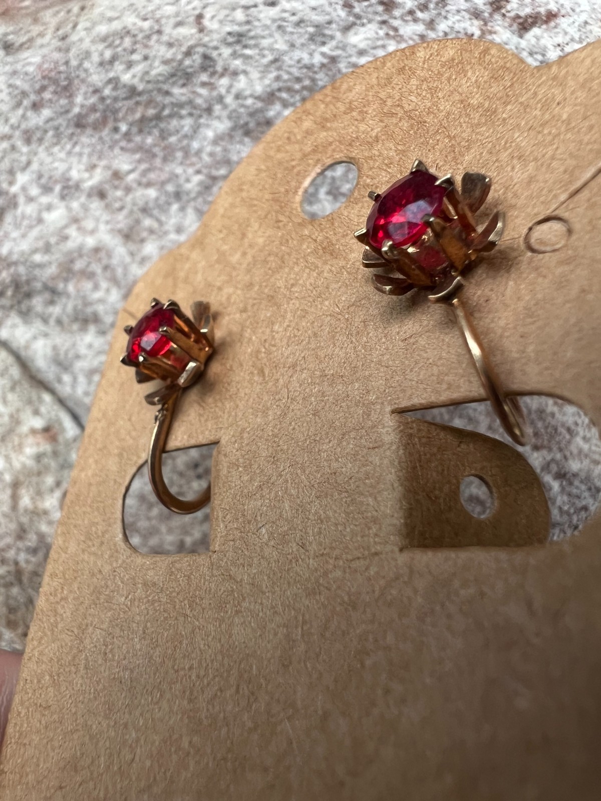 VTG BDA 10K Gold Screw Back Earrings Red Rhinestones 1.5 Grams