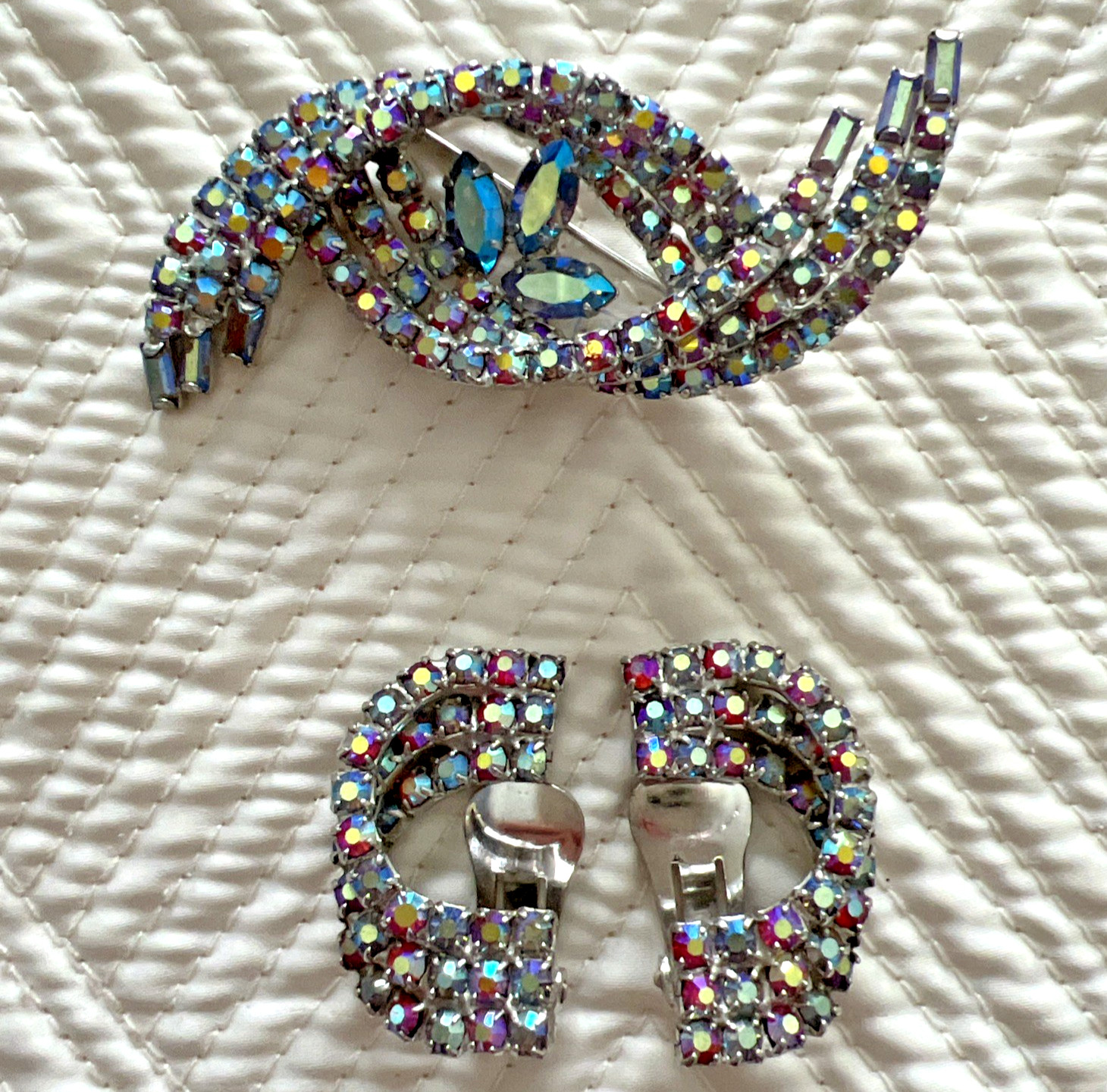 VINTAGE BLUE and PINK AURORA BOREALIS SWIRL BROOCH and EARRING SET