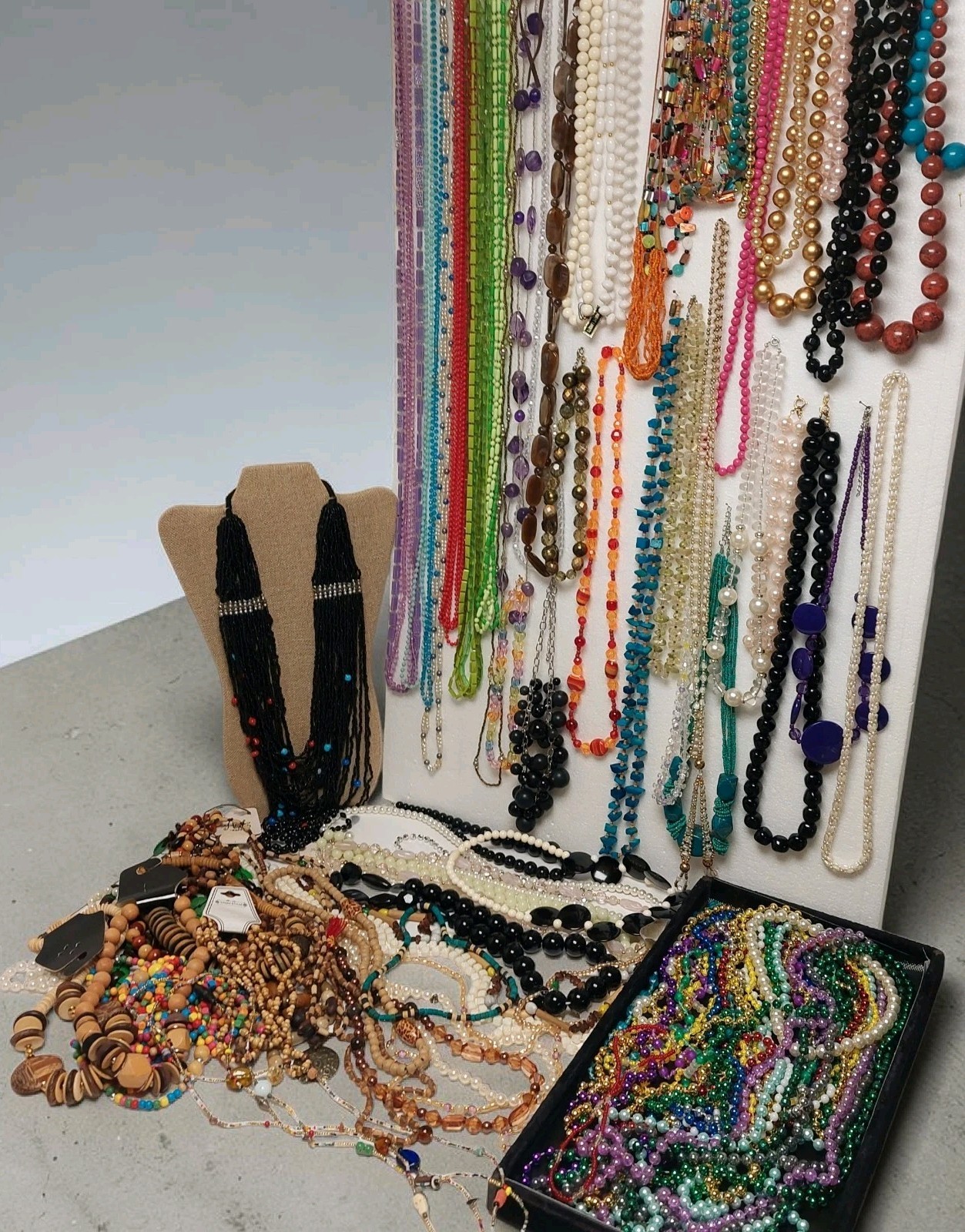 100 Pc Vtg-Now Beaded Necklaces Assorted Colors And Types