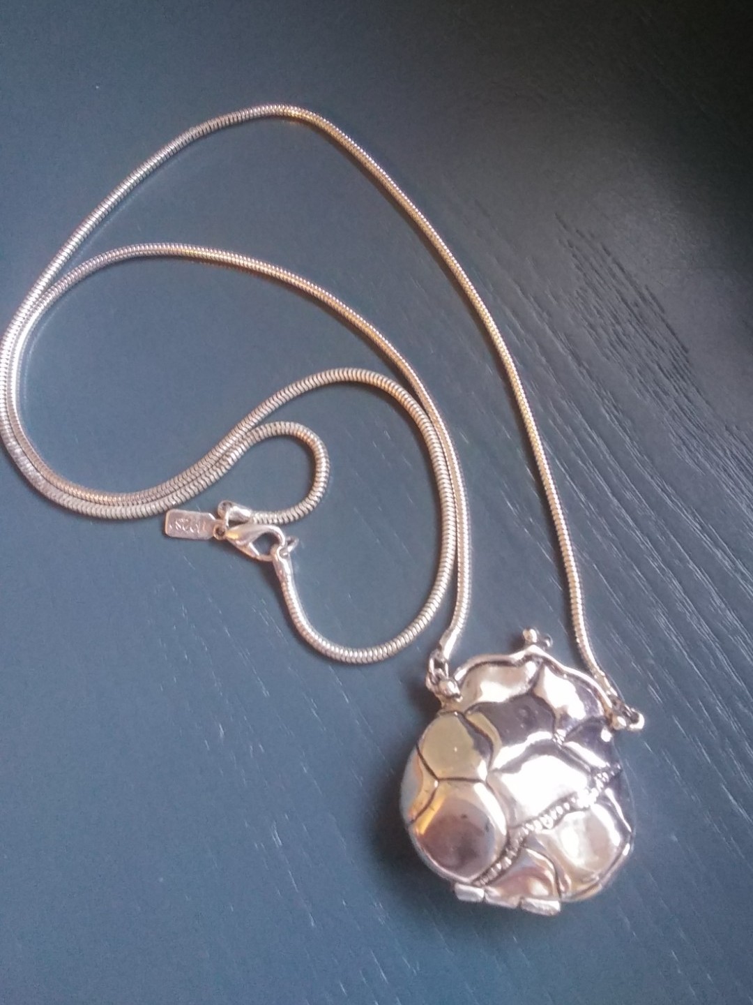 Vintage 1928 Jewelry Co Silver Tone Purse Locket Necklace. As Is J1026
